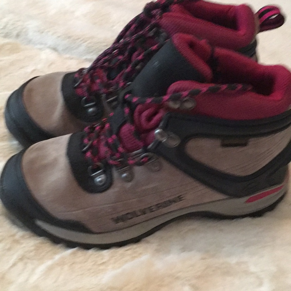 New waterproof Wolverine hiking boots. Size 5.5